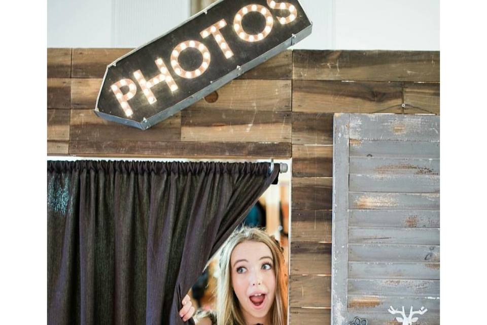 THE WOODEN BOX PHOTO BOOTH