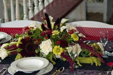 black and white and red all over at this summer wedding spot!