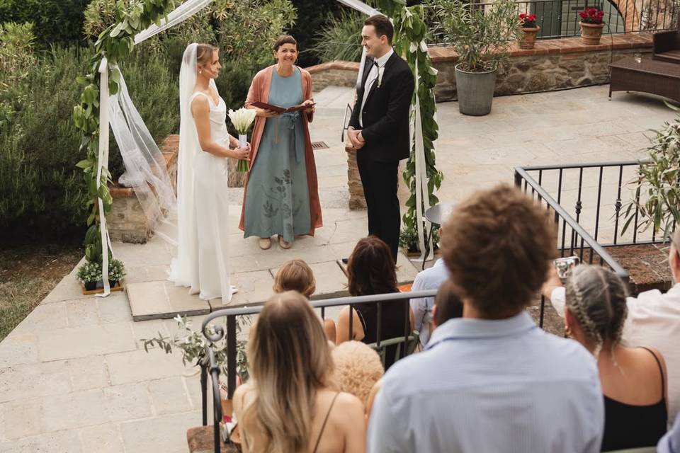 Wedding officiant in Tuscany