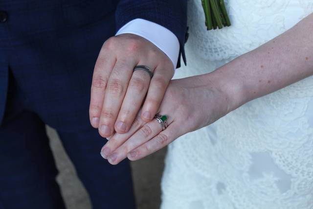 COUPLE HANDS