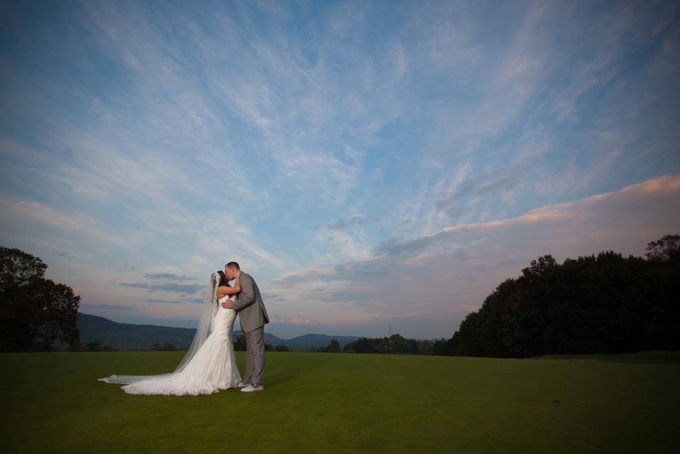 Kiss under the vast skies