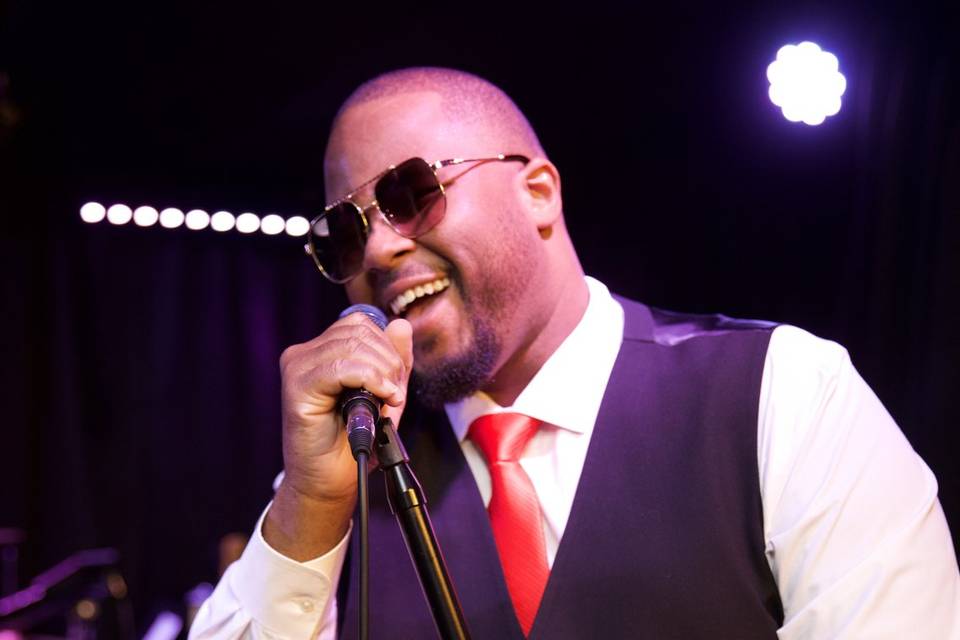 Oshane singing