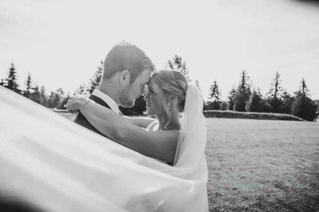 Black & White of Bride and Gro