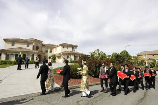 On the morning of the wedding, a Vietnamese Groom with close relatives make a trip to the bride's home bearing gifts.