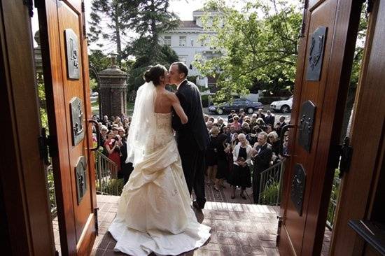 The couple shares a kiss on the steps of a Berkeley, California church as their guest applaud.