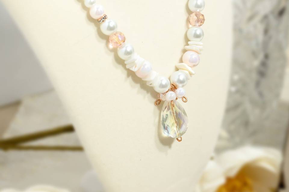 Beachy vibe, shells, pearls