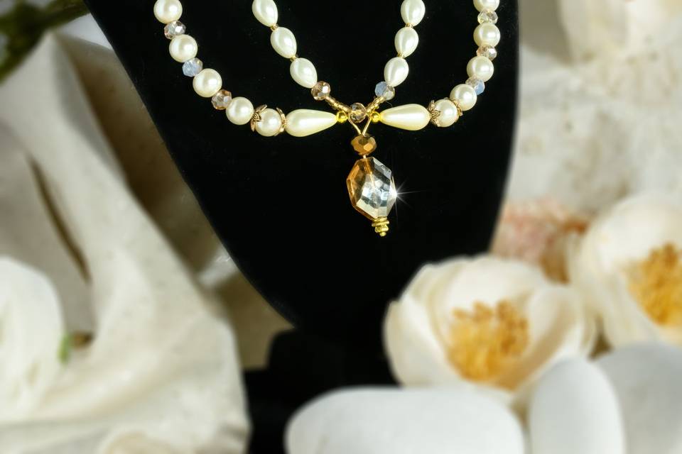 Queen style pearls & pendant