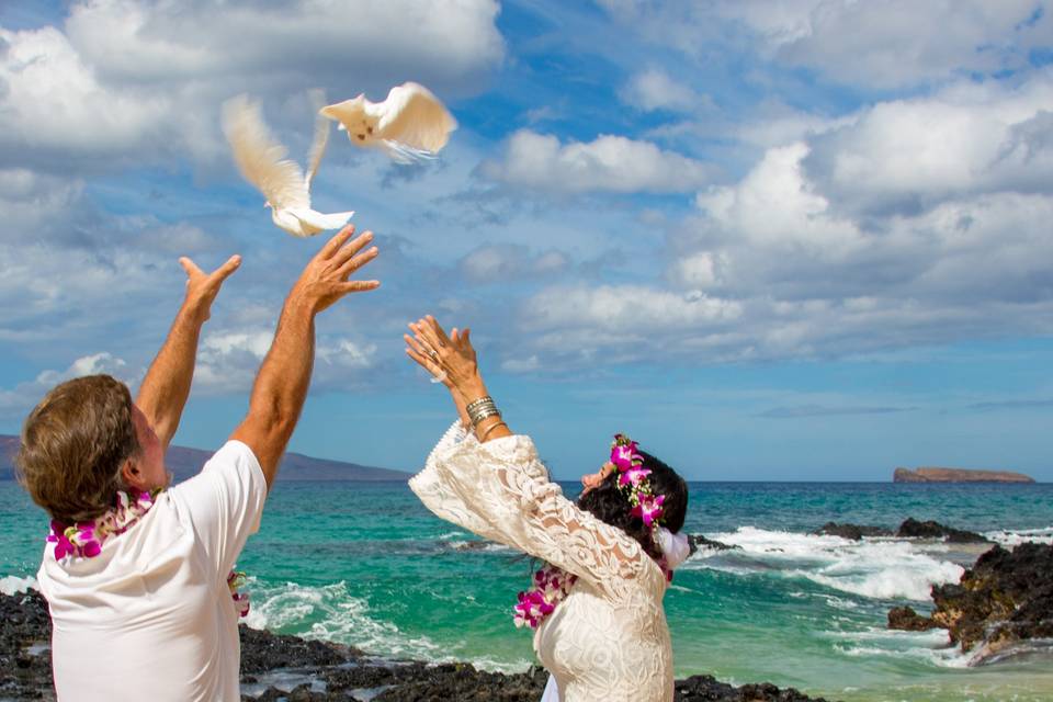 The happy couple releasing doves