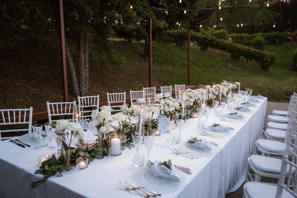 Intimate reception table