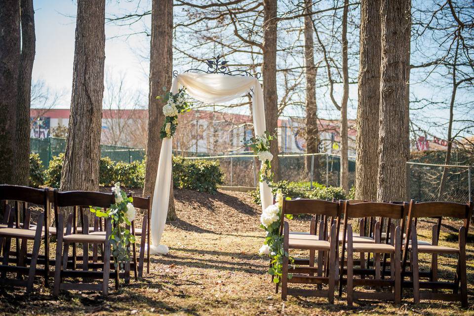 Have both your ceremony and reception at the Acuff House