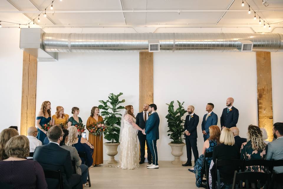 Minimalistic ceremony decor