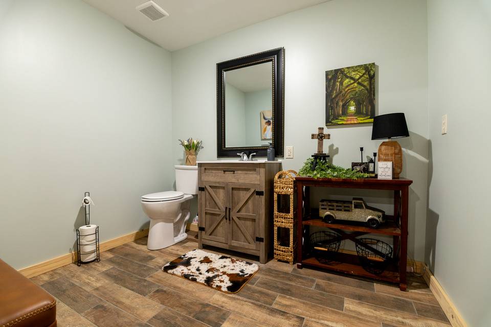 Grooms Suite: ensuite restroom