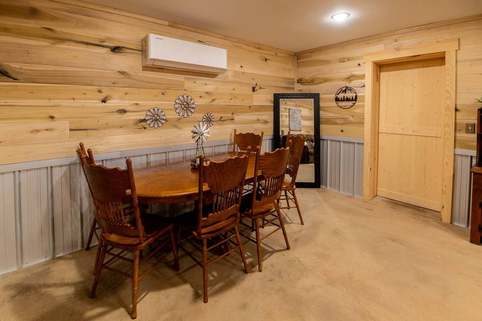 The Barn: Groom's Suite