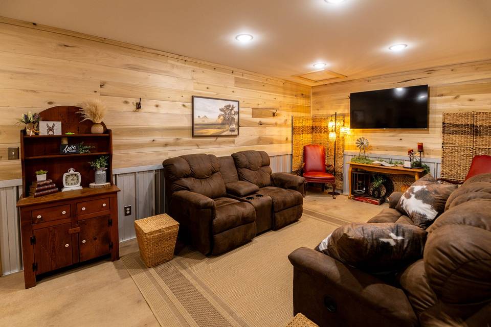 The Barn: Groom's Suite