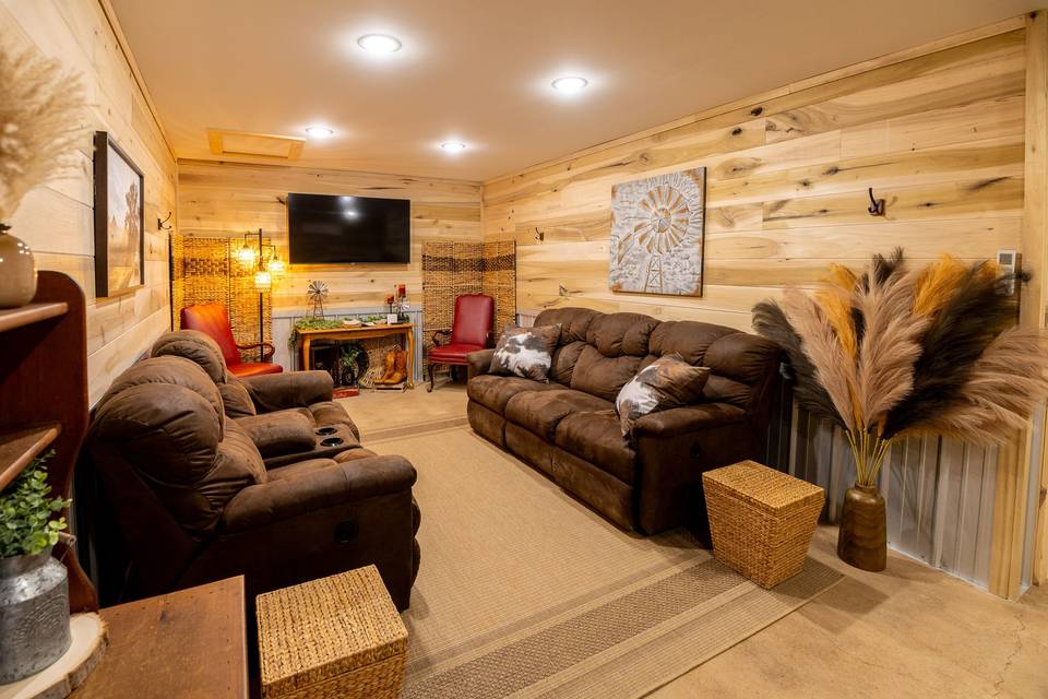The Barn: Groom's Suite