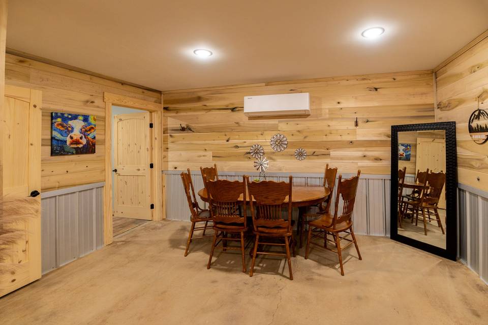The Barn: Groom's Suite