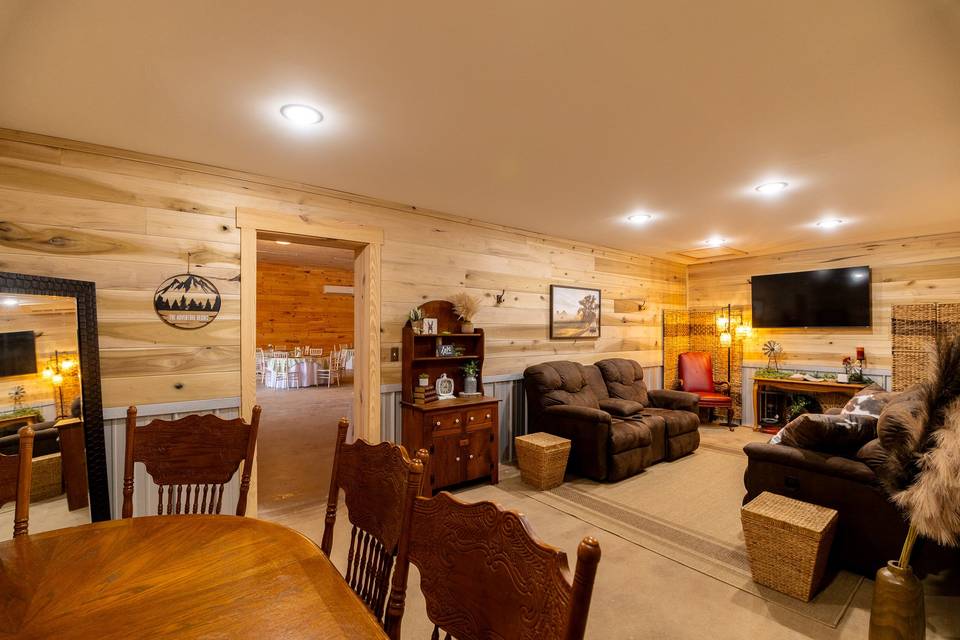 The Barn: Groom's Suite