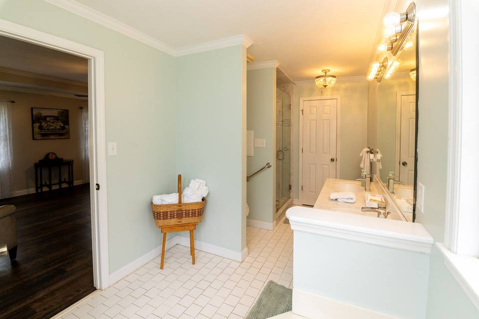 Ensuite master bath in lodging