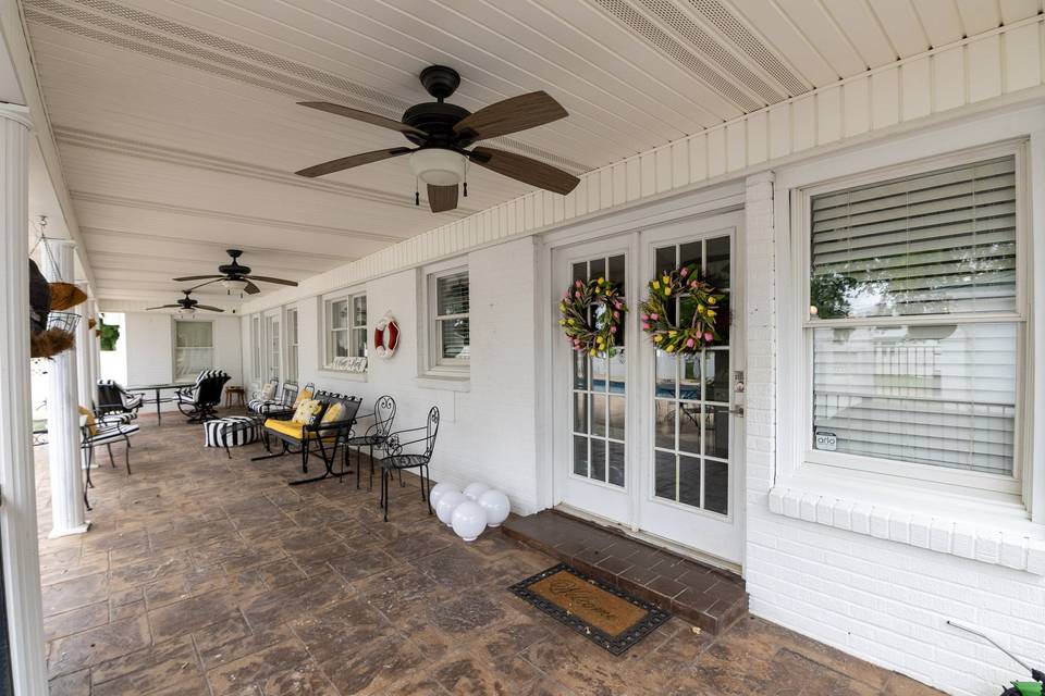 Covered patio with lodging