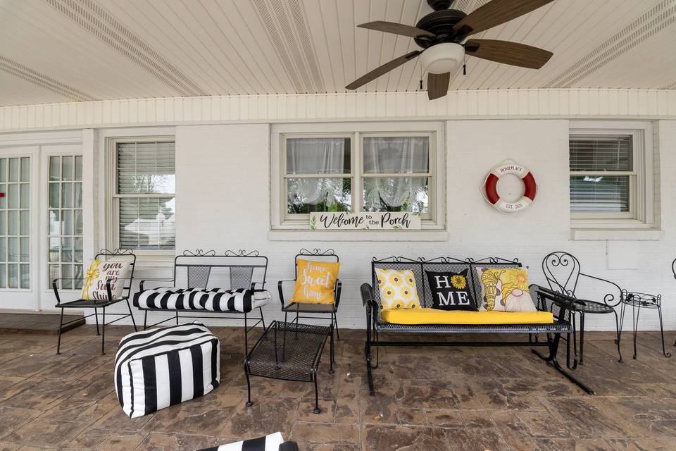 Covered patio with lodging