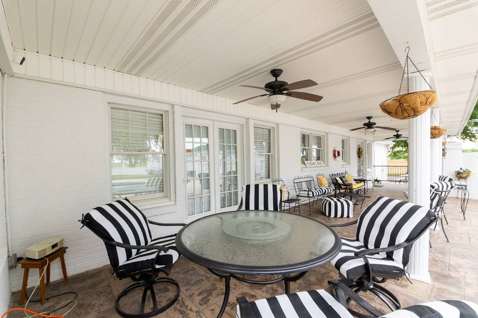 Covered patio with lodging