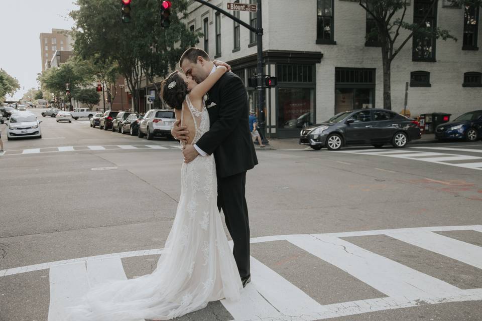 Newlyweds kissing in the street