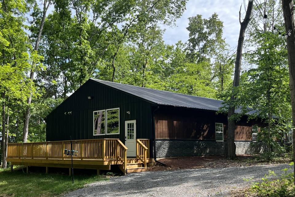 Large rear deck to mingle