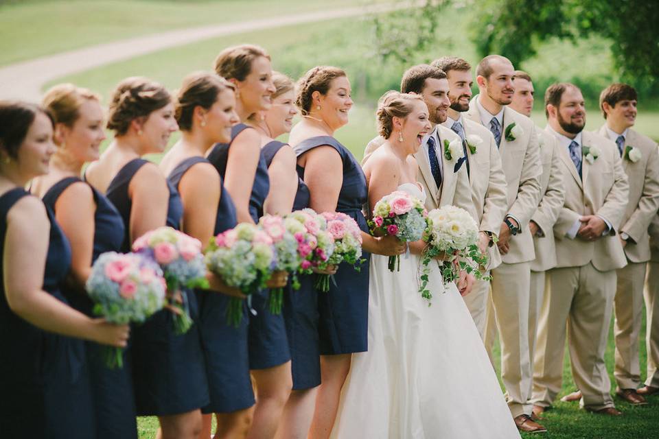 Couple with bridesmaids and groomsmen