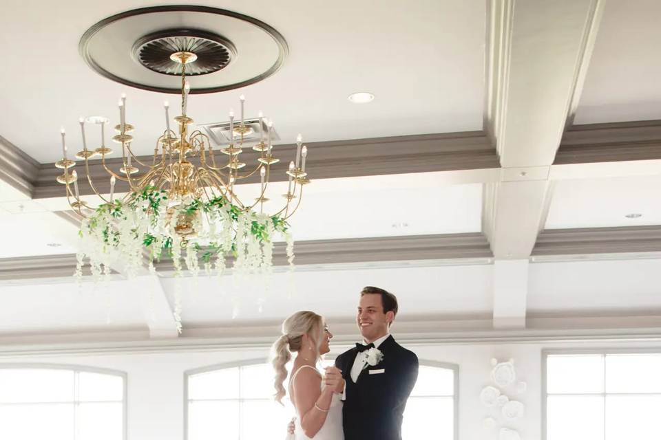 Newlywed kiss - Photo by Lynda Berry