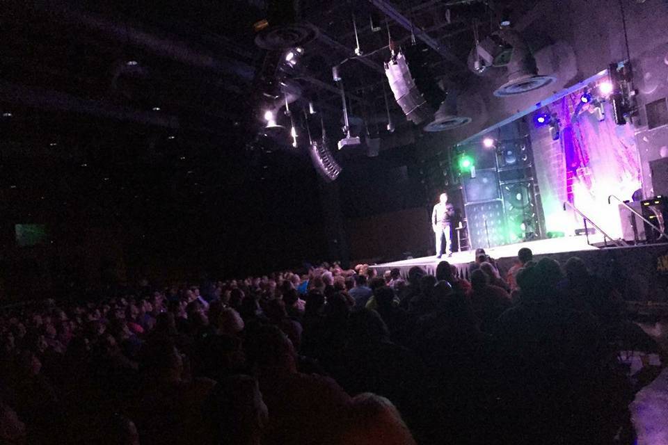 800 people
