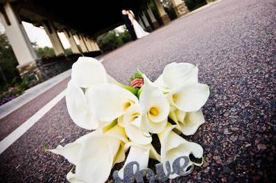 A covered bridge wedding in Orlando by wedding photographer Rich Johnson of Spectacle Photo.