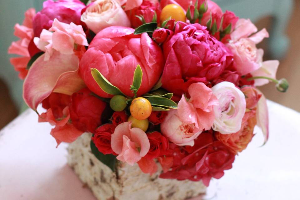 This dreamy custom arrangement includes coral peonies, peach ranunculus, kumquats, blush ranunculus and fragrant sweet peas! YUM!