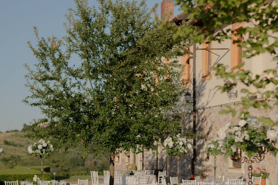 Total white style round tables