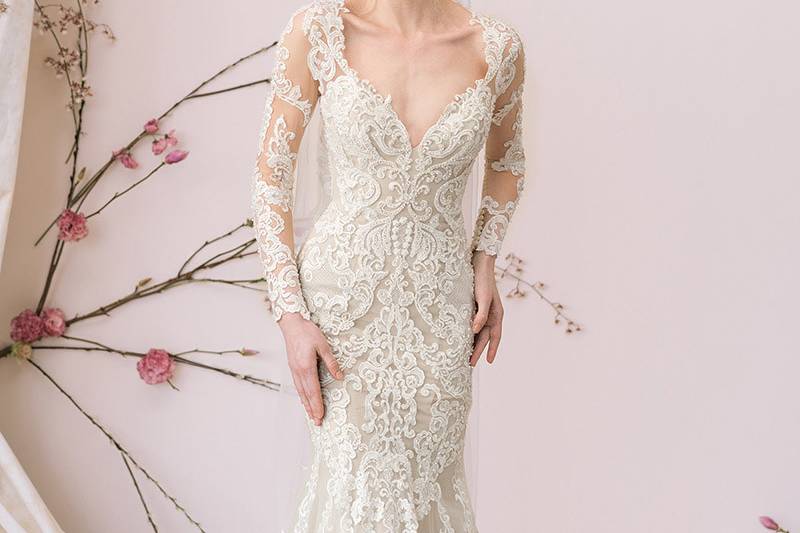 Justin Alexander Signature	9892	<br>	The spotlight is on you in this timeless long sleeve, stretch fit and flare with hand beaded lace on the organza body of the gown. With working button closures on the illusion back adorned with hand place beaded lace, luxury is in your corner. Paired perfectly with our lace trimmed fingertip veil.