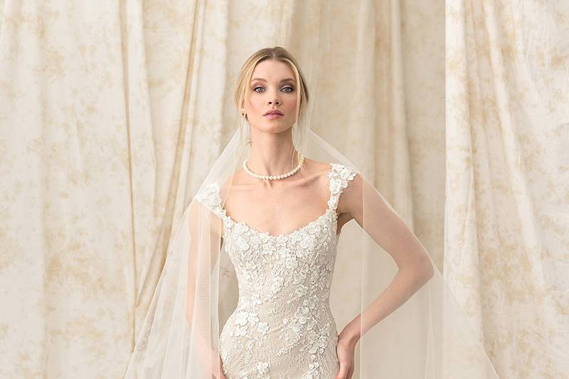 Justin Alexander Signature	9893	<br>	Soft stretch Jersey and Chantilly lace will make your day feel easy and comfortable. A scoop neckline and illusion lace straps to the scoop back. It’s all in the details with embroidered lace appliques and matching veil.