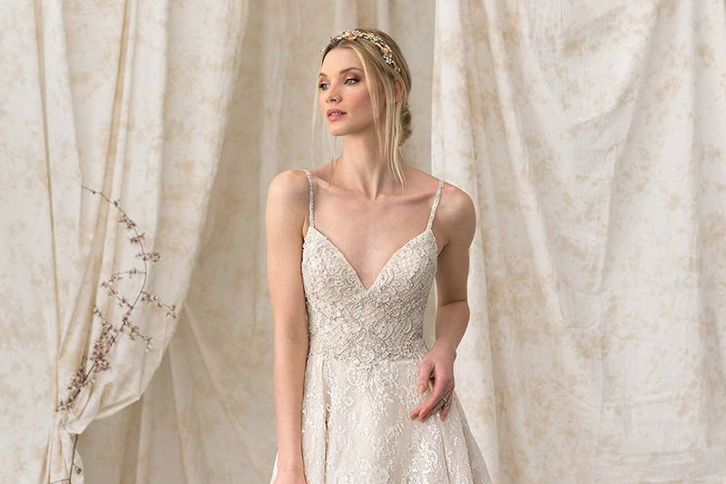 Justin Alexander Signature	9895	<br>	Modern glamour is created by this sweetheart neckline with straps and beaded embellishments. A full Chantilly A-line skirt adds drama and movement. Hand beading adorns the skirt and Chantilly train from head to toe.