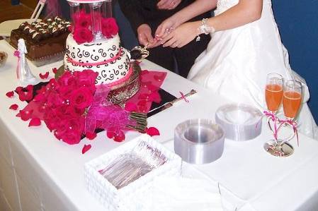 Couple cutting cake