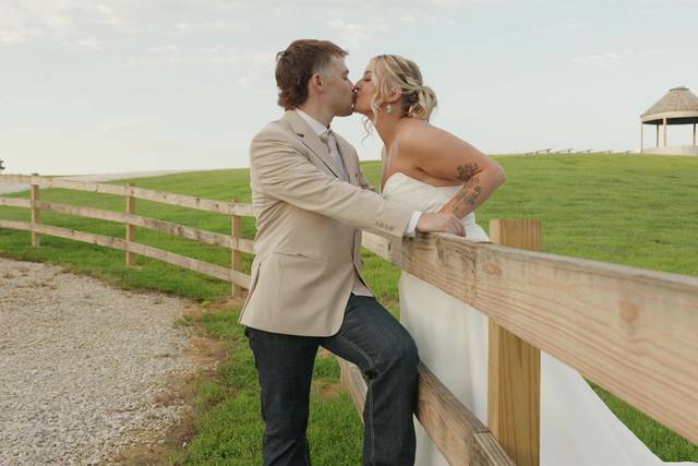 smf-google-03-couple-kiss-countryside-fence-2400.jpg