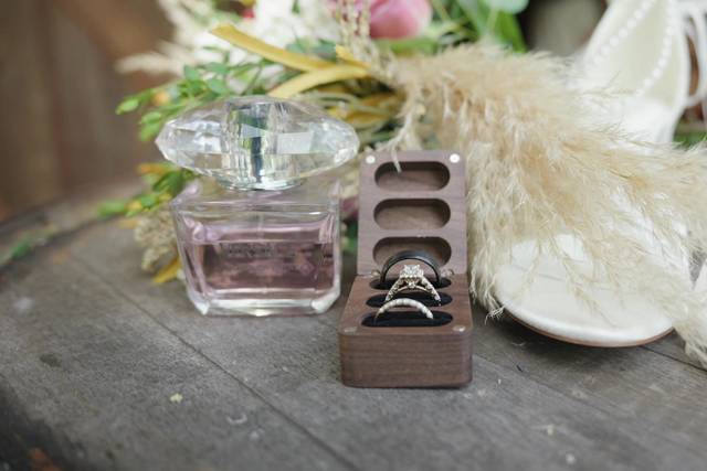 smf-google-05-details-rings-perfume-shoes-2400.jpg