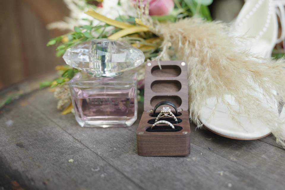 smf-google-05-details-rings-perfume-shoes-2400.jpg