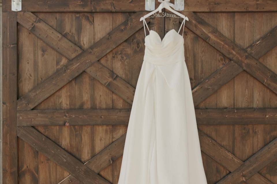 smf-google-06-details-wedding-dress-barn-door-2400.jpg