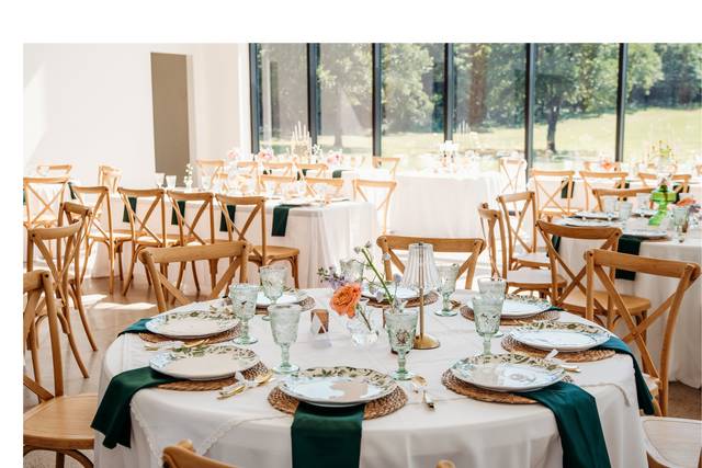 Round tablescape