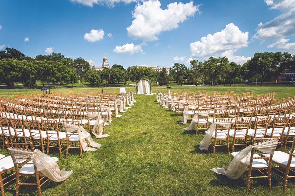 Hubbard Park is a beautiful green space nestled right next to the Iowa River. This ideal outdoor ceremony space offers a view of the Old Capitol building just up the hill and is conveniently located next to the Iowa Memorial Union.
