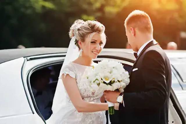 Groom-give-his-hand-for-bride-to-take-from-limousine-at-wedding-day_2000x1120.png