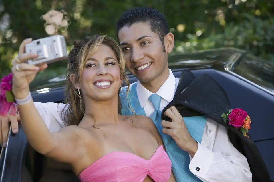 Prom-Couple-Taking-Selfie-Atlantic-County-New-Jersey_2000x1331.png