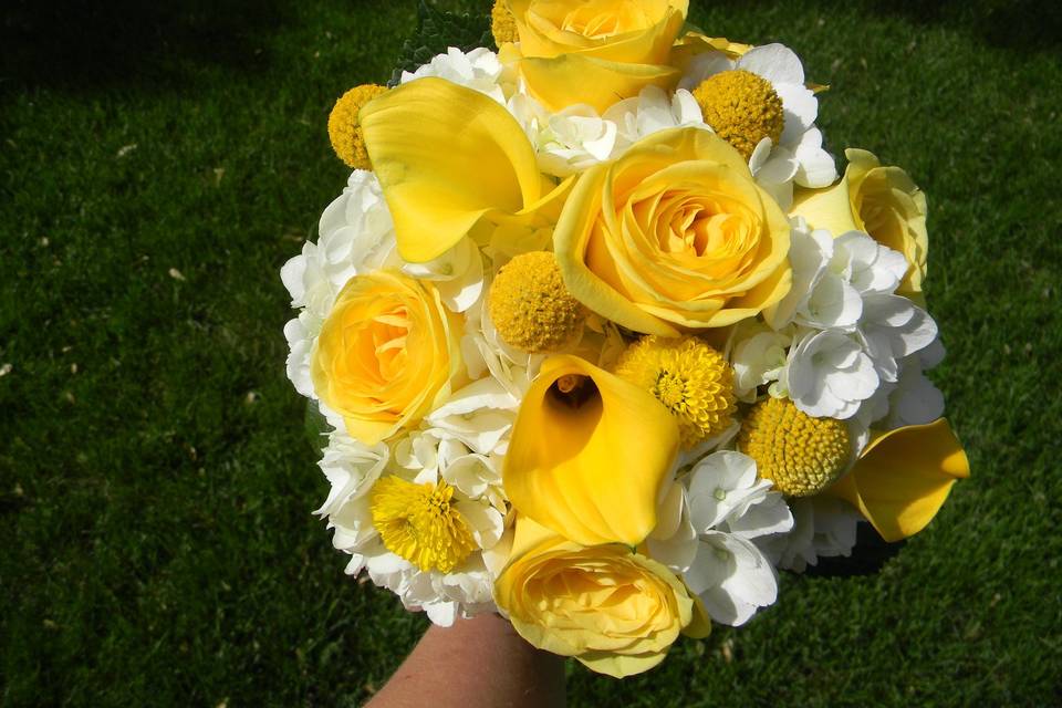 Round bouquet of white and yellow flowers