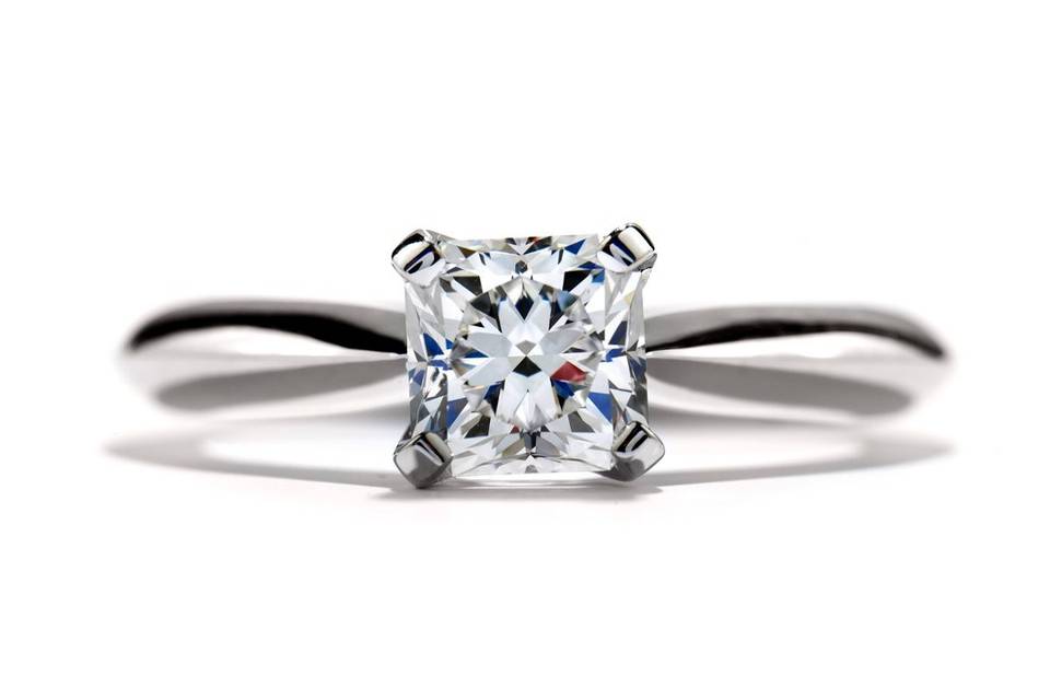 <b>Adoration Dream Solitaire</b><br>
A single Dream diamond is artfully cradled to showcase its elegant shape. Available in platinum or 18K white gold. </br>
