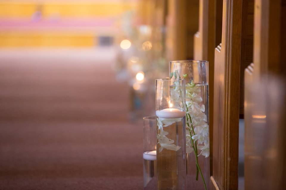 Delicate aisle markers