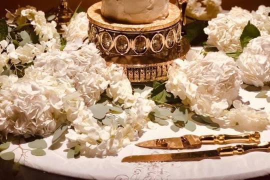 An opulent cake table