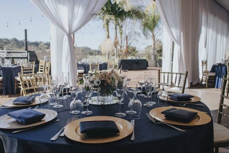 Gorgeous navy/gold tablescape